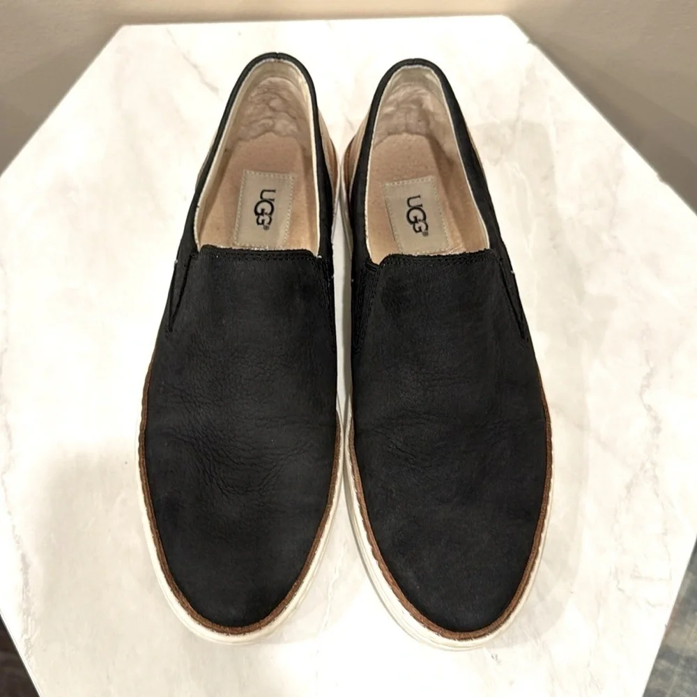 🔥 UGG Women’s Black and Tan Loafers🔥